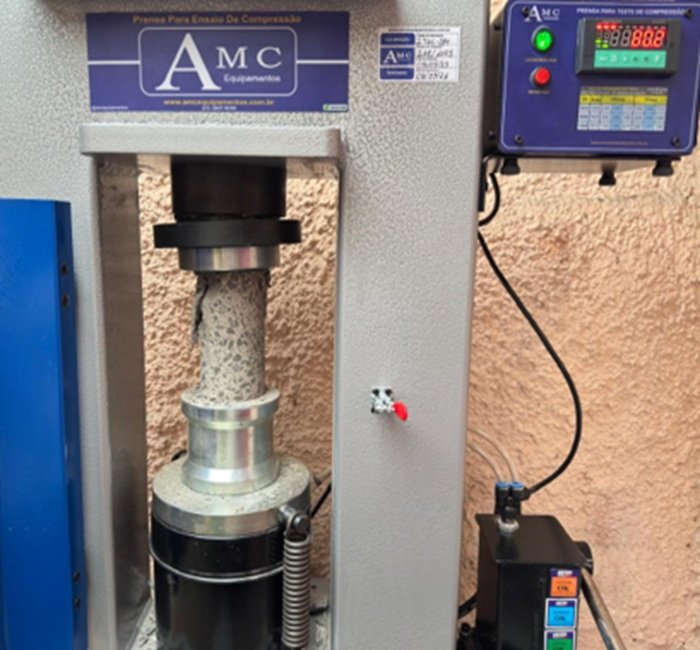 Ensaio de compressão axial de testemunhos e corpos de prova