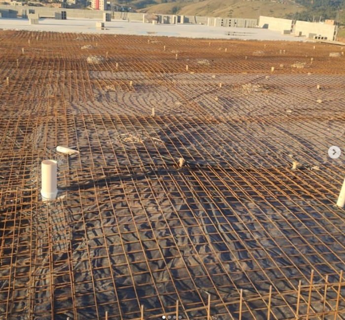 Armação de radier para piso industrial com execução de microestacas escavadas de apoio