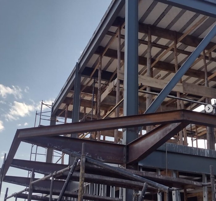 Montagem de estrutura metálica com lajes pré fabricadas de concreto