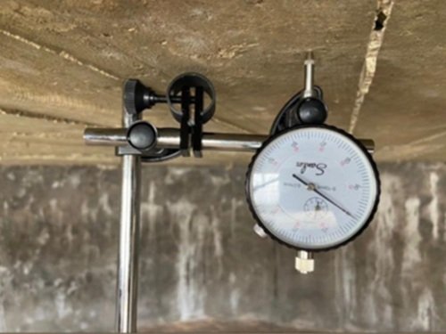 Ensaio de carga estática em lajes com monitoramento de deformações